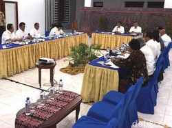 Presiden Jokowi Pimpin Rapat Bahas Poros Maritim di Tepi Danau Toba