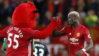 Paul Pogba. Pada tahun 2016, transfer Pogba dari Juventus ke Manchester United melibatkan transfer 105 juta euro (Rp 1,69 triliun) untuk menjadi rekor dunia saat itu. Kabarnya ada pula tambahan 5 juta euro dalam bentuk bonus tambahan. (Foto: Reuters / Darren Staples)