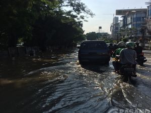 Ada Genangan Air di Kebon Jeruk Jakarta Barat, Lalu Lintas Tersendat