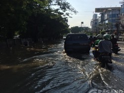 Ada Genangan Air di Kebon Jeruk Jakarta Barat, Lalu Lintas Tersendat