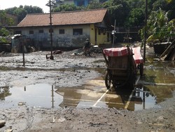 Banjir di Cilandak KKO Surut, Warga Jemur Kasur dan Sofa