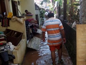 Korban Banjir di Pondok Labu Masih Mengungsi, Takut Banjir Kembali Datang