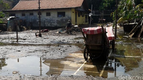 Banjir di Cilandak Surut, Warga Jemur Kasur