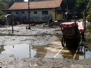 Banjir di Cilandak Surut, Warga Jemur Kasur
