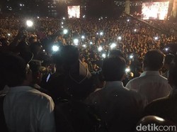 Puluhan Ribu Orang Sambut Kehadiran Jokowi di Karnaval Danau Toba