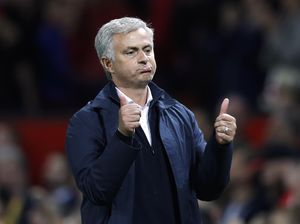 Terpukau Melihat Jennifer Aniston, Mourinho: Bodoh Betul Brad Pitt!