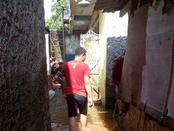 Banjir di Pondok Labu Mulai Surut, Pasukan Oranye Membersihkan Lokasi