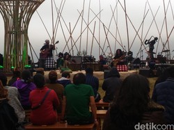 Lengkingan Suara Peni Candra Rini Hangatkan Suasana Jazz Gunung