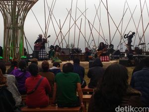 Lengkingan Suara Peni Candra Rini Hangatkan Suasana Jazz Gunung Lengkingan Suara Peni Candra Rini Hangatkan Suasana Jazz Gunung