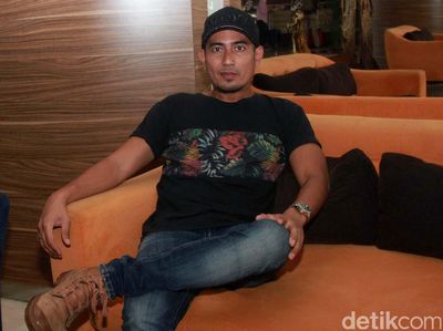 Gaya Rio Febrian Serba Hitam