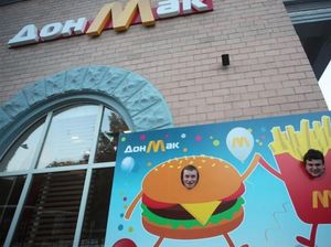 Di Negara Ini Ada Gerai Fast Food yang Tiru McDonalds