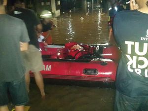Hingga Dini Hari Petugas Masih Tanggulangi Banjir di Pondok Labu