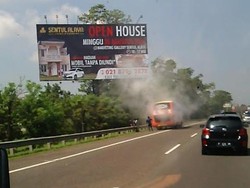 Mesin Keluarkan Asap, Bus di Tol Jagorawi Ini Lanjut Jalan