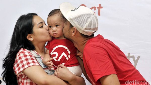 Muah! Ciuman Sayang Raffi dan Gigi di Ultah Rafathar