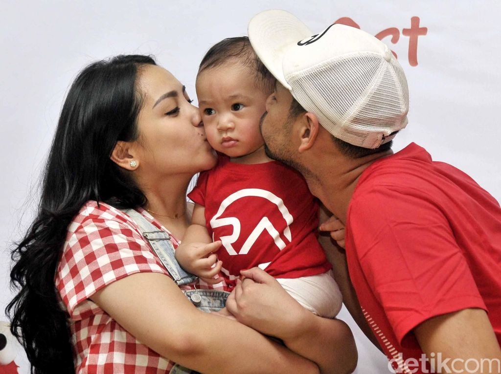 Muah! Ciuman Sayang Raffi dan Gigi di Ultah Rafathar Muah! Ciuman Sayang Raffi dan Gigi di Ultah Rafathar