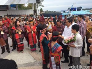 Horas! Ribuan Warga Sambut Kehadiran Jokowi di Pulau Samosir