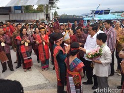 Horas! Ribuan Warga Sambut Kehadiran Jokowi di Pulau Samosir