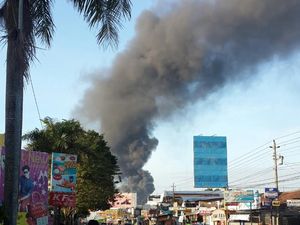 Toko Alat Bangunan dan Gudang Cat di Yogya Dilalap Si Jago Merah
