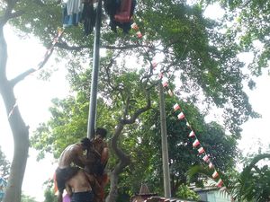 Warga Lenteng Agung Lomba Panjat Pinang untuk Dukung Risma Maju DKI-1