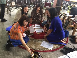 Saat Warga Rusia Antre Belajar Membatik