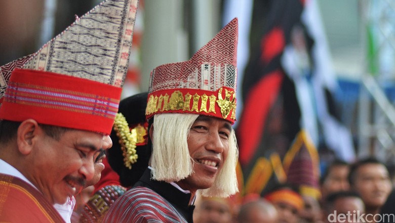Presiden Jokowi ketika memakai baju sopan santun di Danau Toba (Muhammad Iqbal/detikTravel)