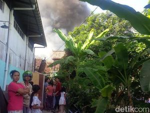 Kebakaran Gudang Cat di Yogyakarta, Warga Selamatkan Harta Benda