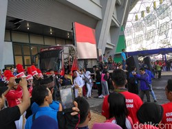 Ridwan Kamil dan Ribuan Warga Bersihkan Stadion GBLA Jelang Pembukaan PON