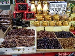 Masuk Musim Haji, Air Zam-zam Sampai Kurma Laris Manis di Tanah Abang