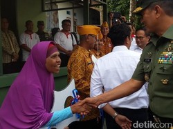 Pendekatan Kesejahteraan Buat Banyak Warga Maluku Sukarela Serahkan Senjata