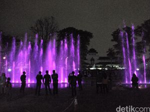 Air Mancur Menari Diuji Coba, Warga Serbu Lapangan Gasibu