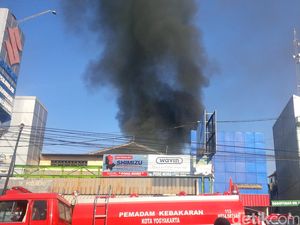Api yang Melahap Gudang Cat di Yogya Berhasil Dipadamkan