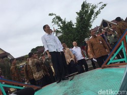 Jokowi Janjikan Kapal Feri dan Perbaikan Dermaga di Pulau Samosir