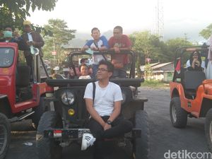 Bernyanyi Bersama Jikustik di Dalam Bus Bernyanyi Bersama Jikustik di Dalam Bus