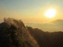 Tokoh Adat Sesalkan Ulah Bule Menari Telanjang di Gunung Batur