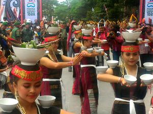 Seru banget, Aneka Tarian Batak Dilepas Jokowi di Pawai Karnaval Danau Toba