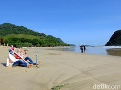 Hore...Laut Pulau Merah Kembali Biru
