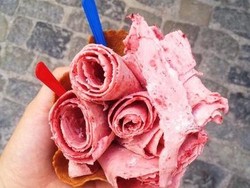 Sluurp! Es Krim Gulung a la Teppanyaki dari Thailand