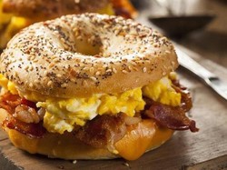 Bagel Diiris Seperti Roti Picu Keributan Netizen di Twitter