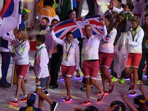 Gaya Atlet Inggris dengan Sepatu Menyala di Penutupan Olimpiade Rio 2016