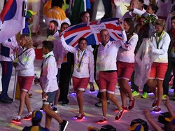 Gaya Atlet Inggris dengan Sepatu Menyala di Penutupan Olimpiade Rio 2016