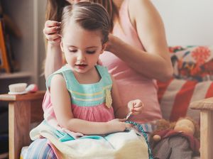 Bukan Cuma Orang Dewasa, Anak-anak Juga Bisa Kena Rambut Rontok