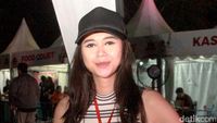 Gaya Aura Kasih Saat Nonton Prambanan Jazz