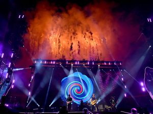 Rian DMASIV Nonton Coldplay di Singapura