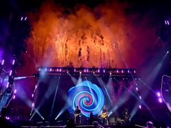 Rian DMASIV Nonton Coldplay di Singapura