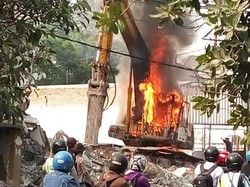 Sebuah Ekskavator Terbakar saat Sedang Membongkar Bangunan