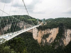 Jembatan Kaca Terpanjang dan Tertinggi di Dunia Resmi Beroperasi di China