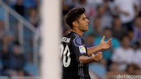Gol di menit-menit awal dari Bale dan gol dari Marco Asensio di menit 40 membuat tim besutan Zinedine Zidane itu unggul saat jeda. REUTERS/Vincent West.
