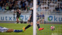 Satu gol lewat serangan balik ditorehkan Bale di masa injury time menjadi penutup pertandingan Madrid melawan Sociedad. REUTERS/Vincent West.