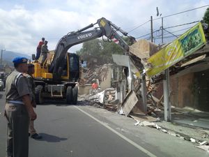 Ada 200 Bangunan Liar yang Dibongkar Aparat di Kampung Arab Puncak Ada 200 Bangunan Liar yang Dibongkar Aparat di Kampung Arab Puncak