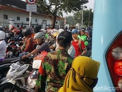 Anggota TNI ini Kerja Keras Coba Atur Pemotor Lawan Arus di Pasar Minggu